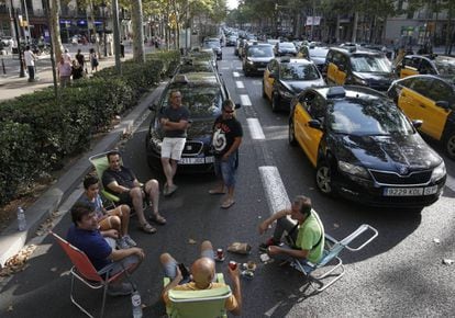 Hundreds of taxis block Gran Vía in Barcelona.