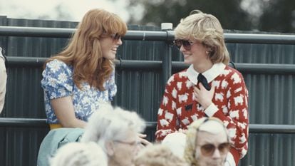Diana was close friends with Sarah Ferguson. They had known each other since their teenage years, and it was she who introduced her to the man who would become her husband and father of her two daughters, Prince Andrew, third son of Elizabeth II. When they joined the British royal family, they became great allies. "Diana and I had our own mental health issues, and we used to talk [about it]," Ferguson said in an interview with People magazine last year. This relationship placed both women in the spotlight. They suffered continuous media persecution, criticism and comparisons, and the media insisted on proving that they were enemies. Pictured above, the princesses at the Windsor polo club, in June 1983.