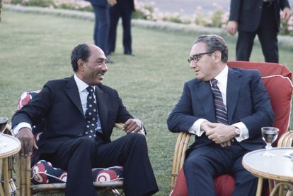 Egyptian President Anwar Sadat and Secretary of State Henry Kissinger during a 1975 meeting in Alexandria for the ‘Sinai II’ negotiations to return Egyptian territories occupied by Israel after the 1967 war.