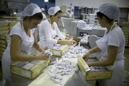 Workers pack mantecados at the 'Aromas de Medina' factory in Andalusia.