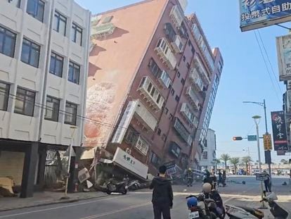 One of the buildings in Hualien (Taiwan) after the earthquake, this Wednesday.