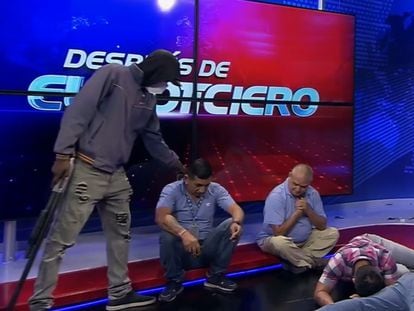 Frame taken during the broadcast of the TC Noticias de Guayaquil channel while its newscast was interrupted by armed men.