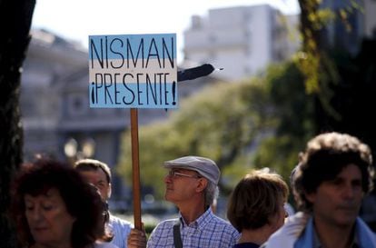 A man holds up a sign in support of late prosecutor Alberto Nisman.