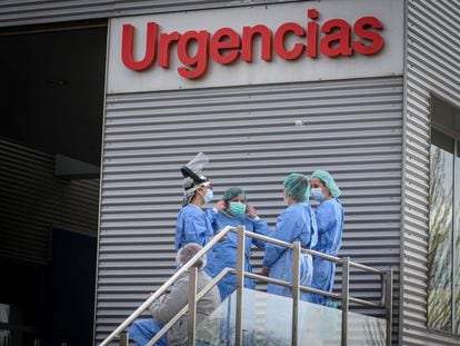 Health workers at the entrance to the emergency ward of Alcalá de Henares hospital.