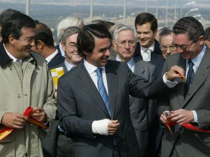 Former Prime Minister Jos&eacute; Mar&iacute;a Aznar (c) handing the keys of the R2 highway to former Madrid Mayor Alberto Ruiz-Gallard&oacute;n. 