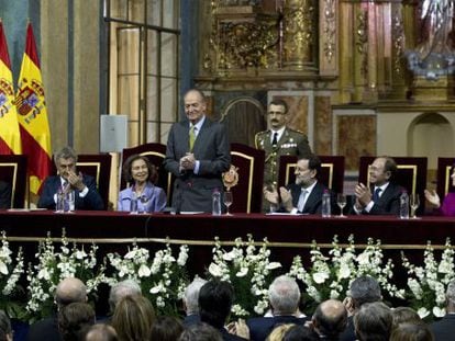 King Juan Carlos waves at the closing ceremony of the Constitution celebrations in C&aacute;diz. 