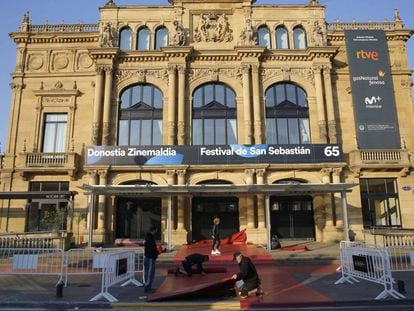 Final preparations for the festival at the Victoria Eugenia Theater in San Sebastian.