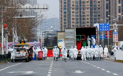 Technicians disinfecting a market on Saturday 4 in Wuhan, China.