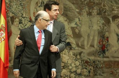 Finance Minister Montoro is grasped by Industry and Energy's Soria.