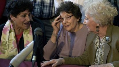 María Assof de Domínguez and Angelina Catterino, the grandmothers of the 117th missing child recovered with Estela de Carlotto, president of Grandmothers of Plaza de Mayo during a press conference on Monday.