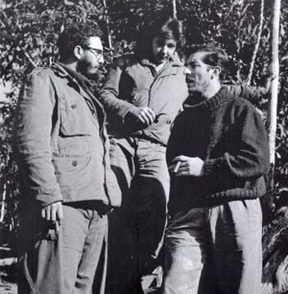 With Fidel (l) and Raúl Castro (c). (Cien miradas de Enrique Meneses)
