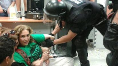 Ada Colau is removed from a bank protest by a police officer. When news broke that she had won the Barcelona mayoral elections, this photo was posted thousands of times on social networking sites such as Twitter.