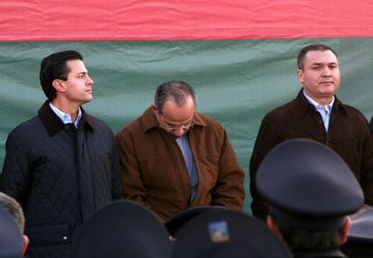 García Luna (right) with Felipe Calderón (center) and Enrique Peña Nieto, then President of Mexico and Governor of the State of Mexico, respectively.