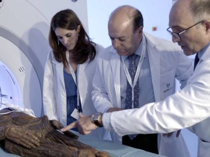 One of the mummies is examined at the Hospital QuirónSalud Madrid.