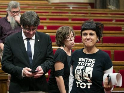 CUP spokesperson Anna Gabriel (r) with Carles Puigdemont (second from left) in a file photo.
