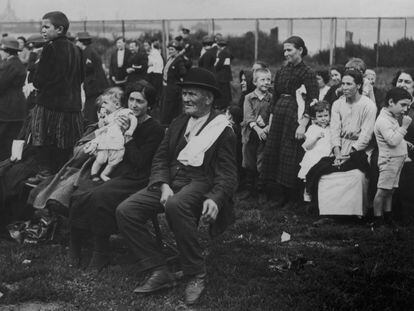 Irish and Italian migrants arrive at Ellis Island in New York, circa 1920.