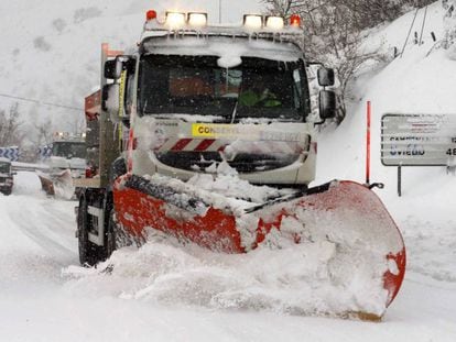 Snowplows at work in Pajares (Asturias).