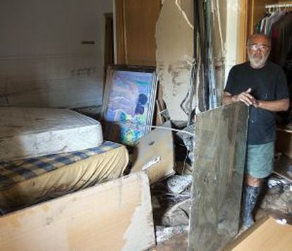 ALFONSO HIDALGO MORENO. Retired, aged 64 years. The floods took him by surprise as he was making coffee in his kitchen after having taken his dogs out for a walk. The water burst through the doors of his home and flooded in, covering Hidalgo up to his waist. "I heard the cries of a friend and I told her to come in."