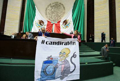 PRI representatives on March 1, showing a banner campaigning for the PAN candidate, Ricardo Anaya, using the hashtag #candiratón or ‘candidate mouse.’