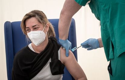 A health worker administers the Covid-19 vaccine in Valencia.