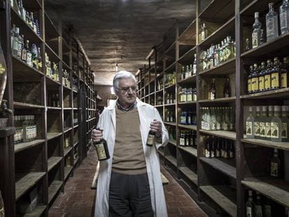 Juan Juan Micó, owner of Ayelo distilleries, with original Kola-coca bottles.