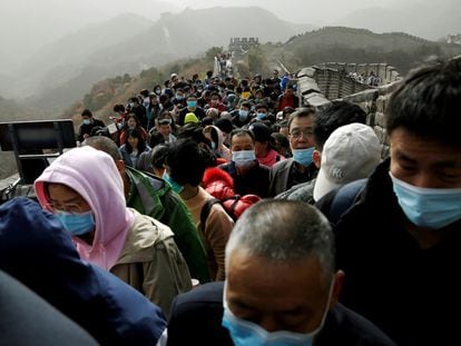 Visitors crowd the Badaling section of the Great Wall in Beijing (China), in October 2020.