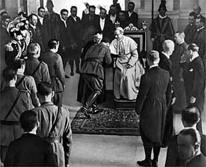 El papa Pío XII recibe en audiencia a una delegación de militares franquistas en junio de 1939.