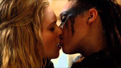 A kiss between the characters Clarke and Lexa, in the series 'The 100'.