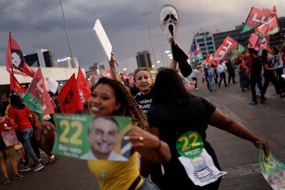 Supporters of Jair Bolsonaro and Lula during a rally in Brasilia.
