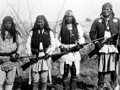 Gerónimo (right) with three of his warriors: left to right, Yanozha, Chappo and Fun.
