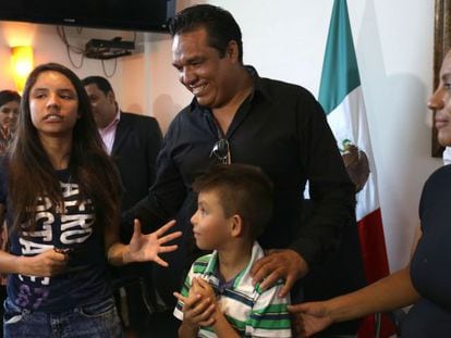 Alondra Luna (l) with her family after her return from the US.