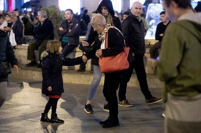 A woman with her grandchild in Madrid's Puerta del Sol in 2019.