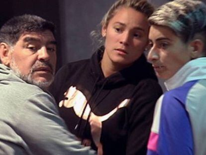 Maradona with his girlfriend Rocío Oliva in a Madrid hotel. In the vídeo, the altercation on Monday with a journalist.