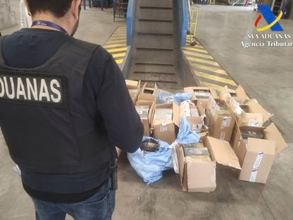 A customs official during the inspection of the seized drugs at Madrid's Barajas airport.
