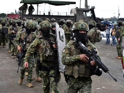 Ecuadorian soldiers arrive at the Zonal 8 prison for an inspection in Guayaquil, Ecuador, January 7, 2024.