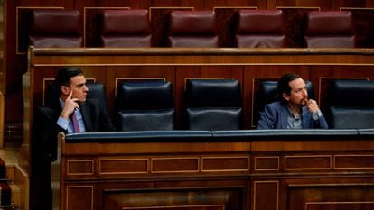 Spanish Prime Minister Pedro Sanchez (l) and Deputy Prime Minister Pablo Iglesias in Congress today.