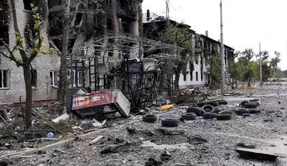 Bombed buildings in Lysychansk, in an image provided this Sunday by the military administration of the Luhansk region.