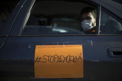 A car in the Seville demonstration against education reform. 
