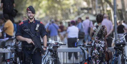 A police offer on the La Rambla promenade in Barcelona, on Friday.