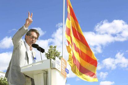 Catalan regional premier Artur Mas speaks at a CDC rally Sunday on the eve of his trip to Brussels to seek support for his status vote.