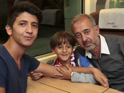 Video: Son Osama Abdul Mohsen arrives in Madrid with his sons.