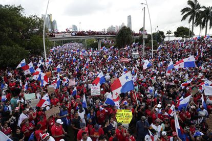 Protestors demonstrate in the streets of Panama City on October 29. 