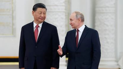 Russian President Vladimir Putin, right, speaks to Chinese President Xi Jinping as they attend an official welcome ceremony at The Grand Kremlin Palace, in Moscow, Russia, March 21, 2023.