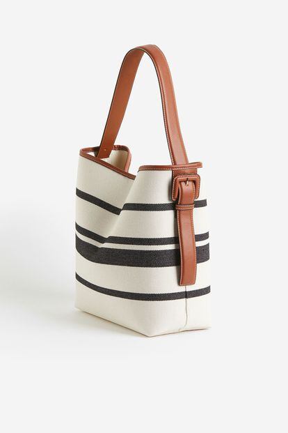For those who want to extend the sense of being on vacation for another season, H&M has the bag you need: striped canvas with a leather strap. €39.99/$49.99.

