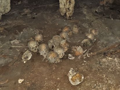 Cráneos humanos hallados en la cueva de Comalapa, en Chiapas