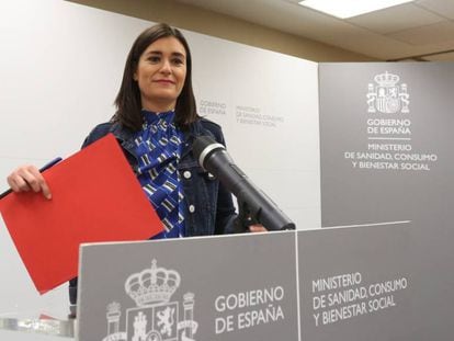 Carmen Montón appears before the press on Tuesday night to announce her resignation.