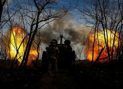 Ukrainian soldiers fire at Russia positions in the Donetsk region, on November 30, 2022.