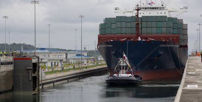 The ‘Cosco Shipping Panama’ crosses the new Panama Canal.