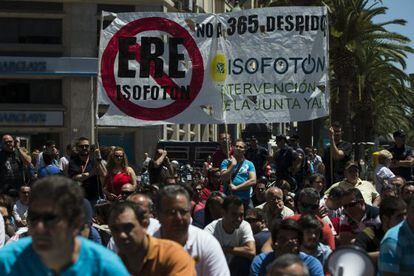 Isofot&oacute;n employees protesting in M&aacute;laga against layoffs at the firm.