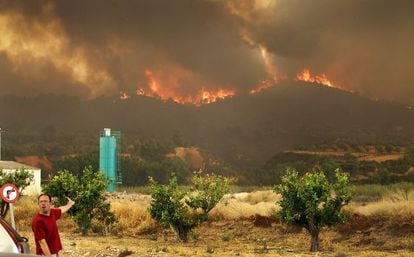 A view of the blaze which started in Cortes de Pall&aacute;s and Andilla, inland from the city of Valencia. 
